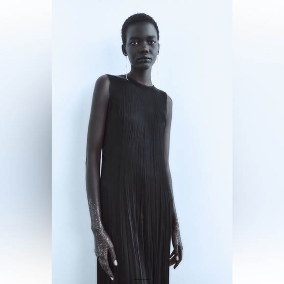 ✨SALE ✨ ZARA BODY GLITTER GEL - ALL THAT GLIMMERS
✨SALE ✨ - Picture 2 of 5